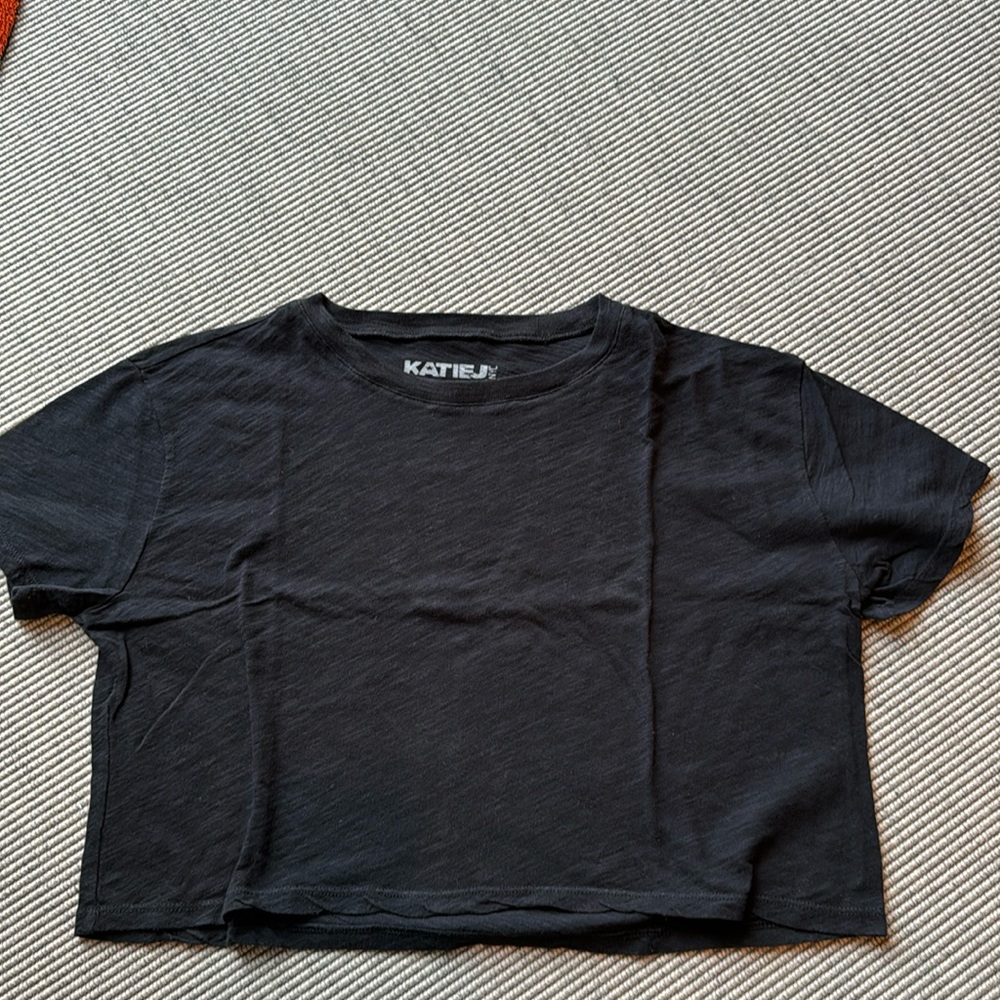 Katie J JUNIOR FEARLESS CROP TEE. Black. Size small